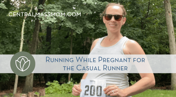 woman showing her bib over her pregnant belly running while pregnant